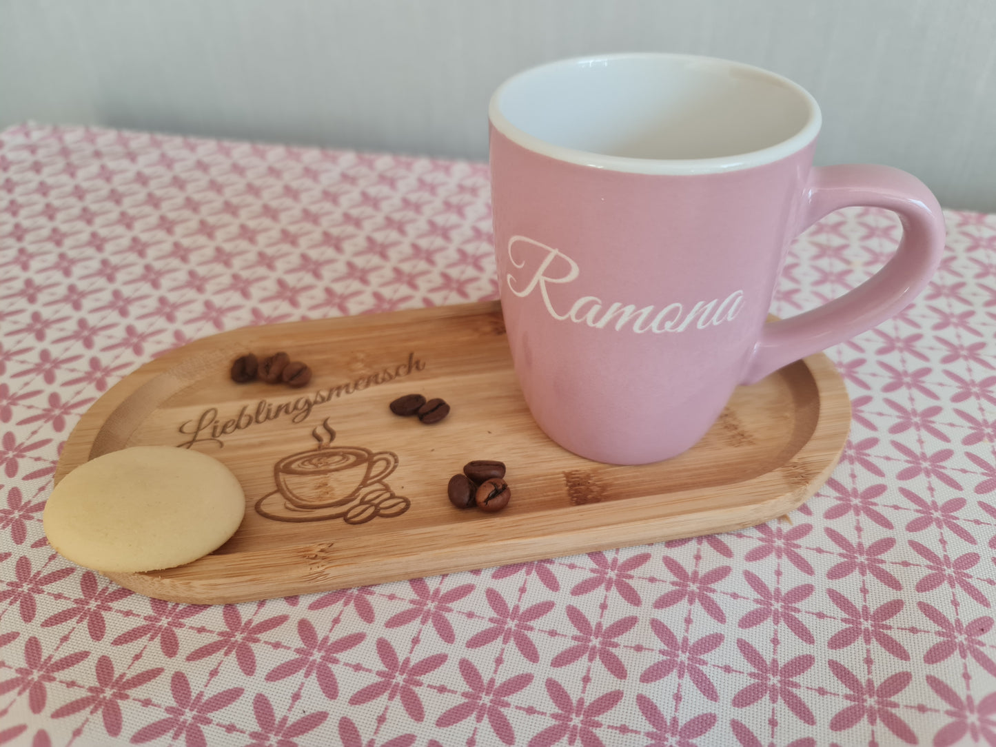 Die rosa Tasse mit Bambus-Tablett