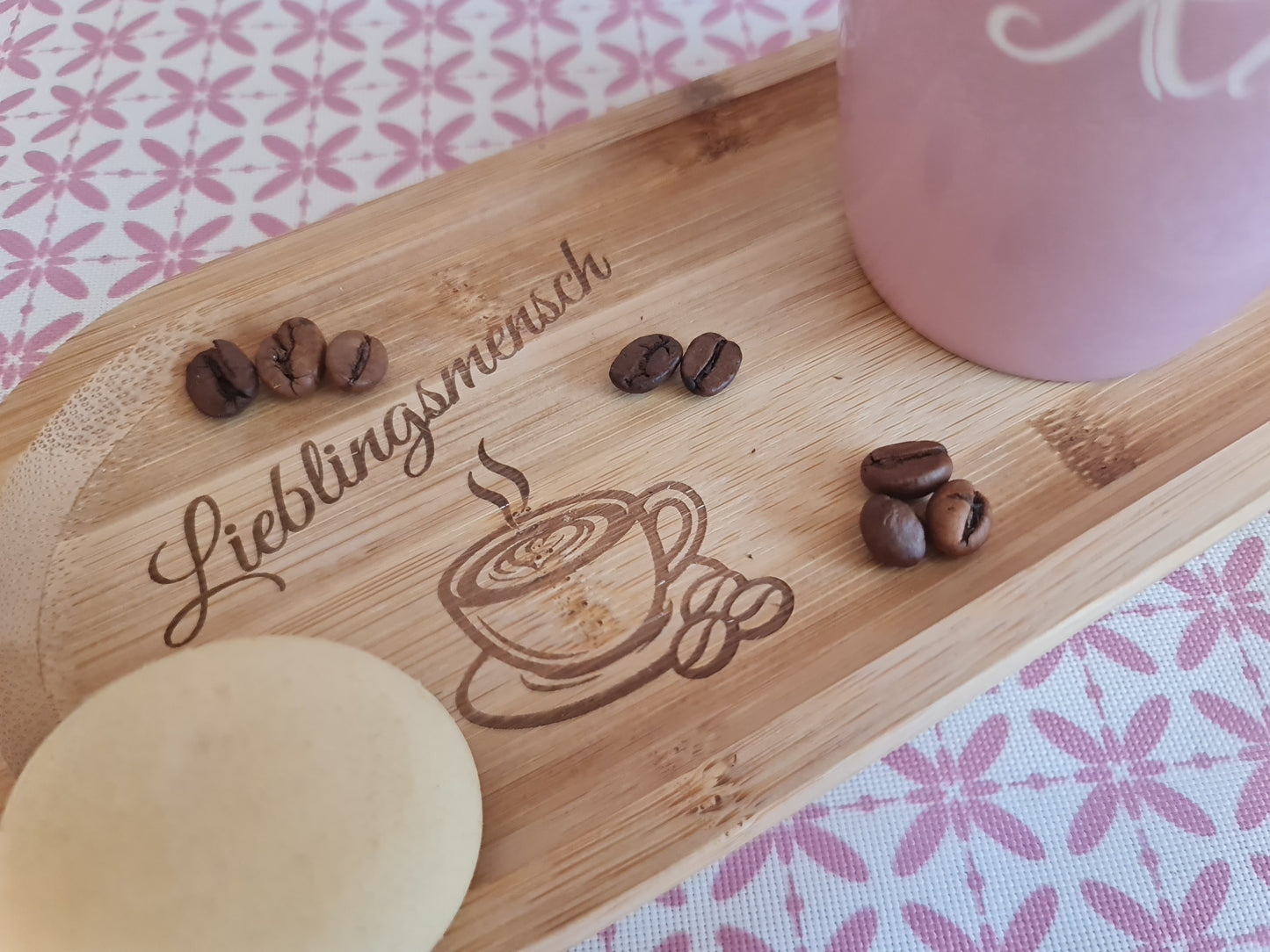 Die rosa Tasse mit Bambus-Tablett