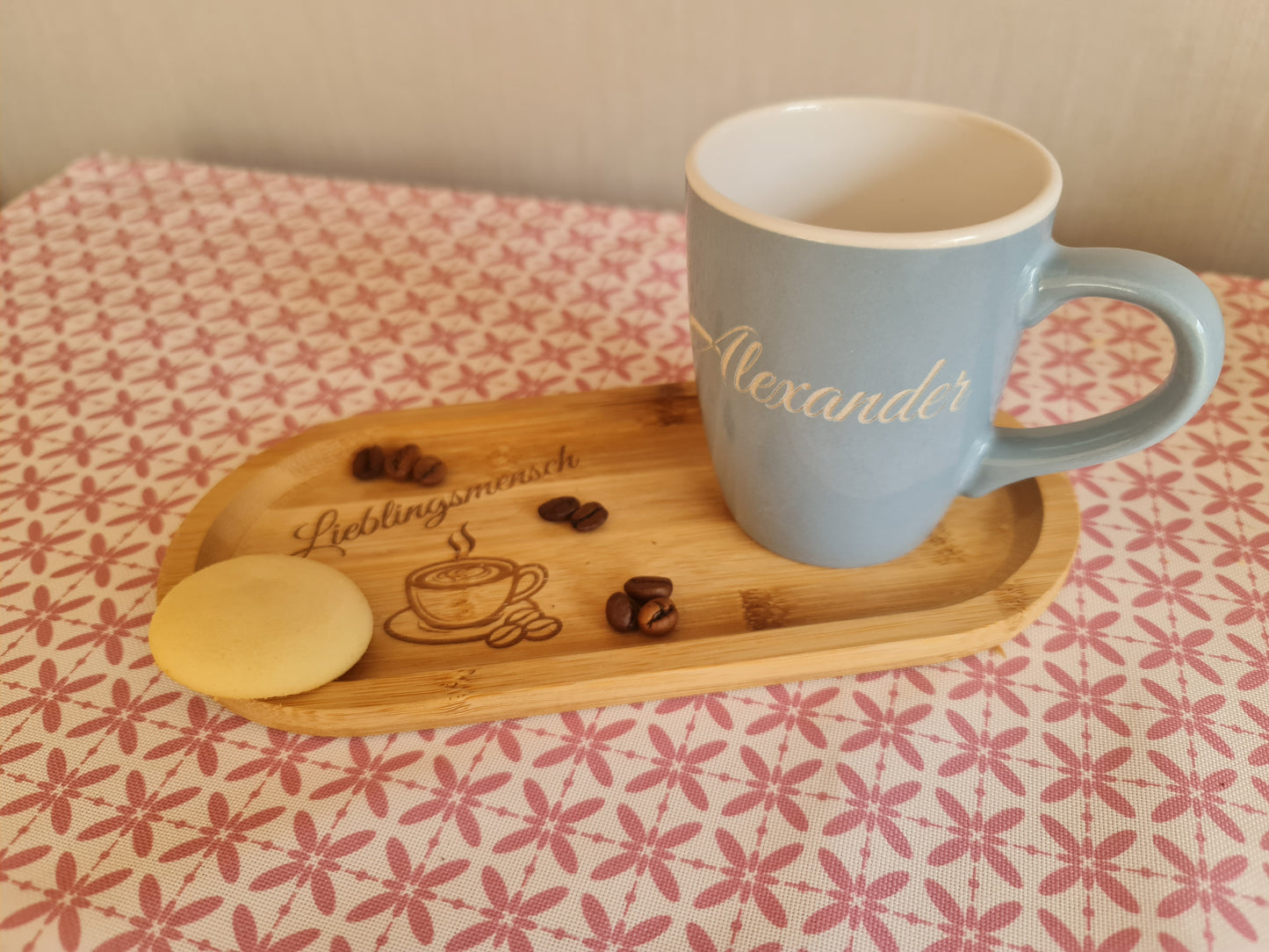 Blaue Tasse mit Bambus-Tablett