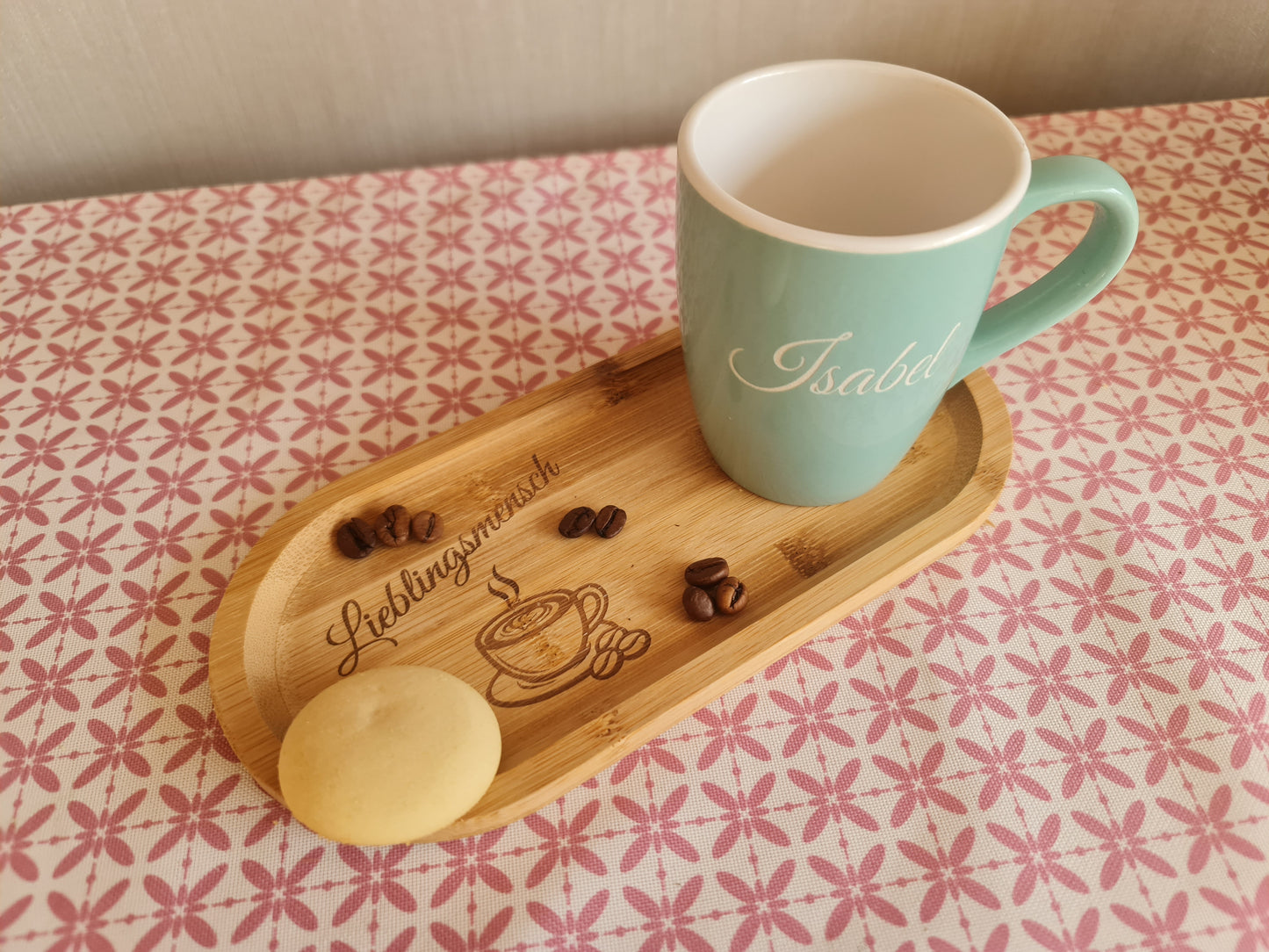 Grüne Tasse mit Bambus-Tablett