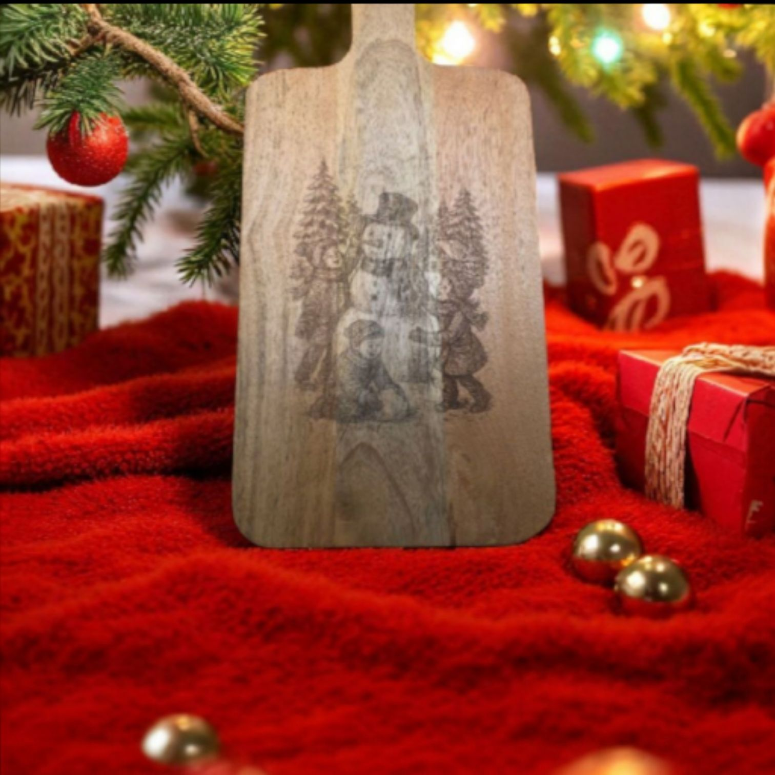 Winterliche Servierplatte aus Mangoholz