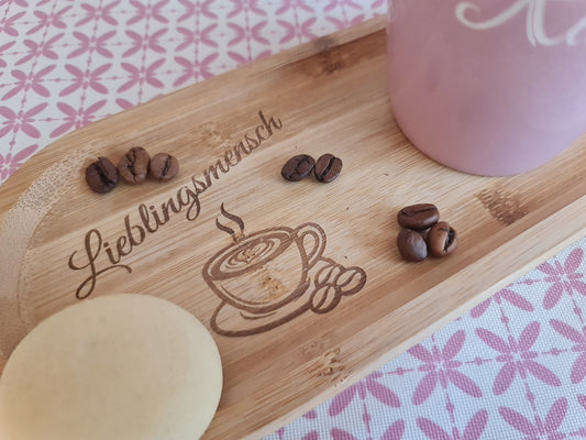 Die rosa Tasse mit Bambus-Tablett