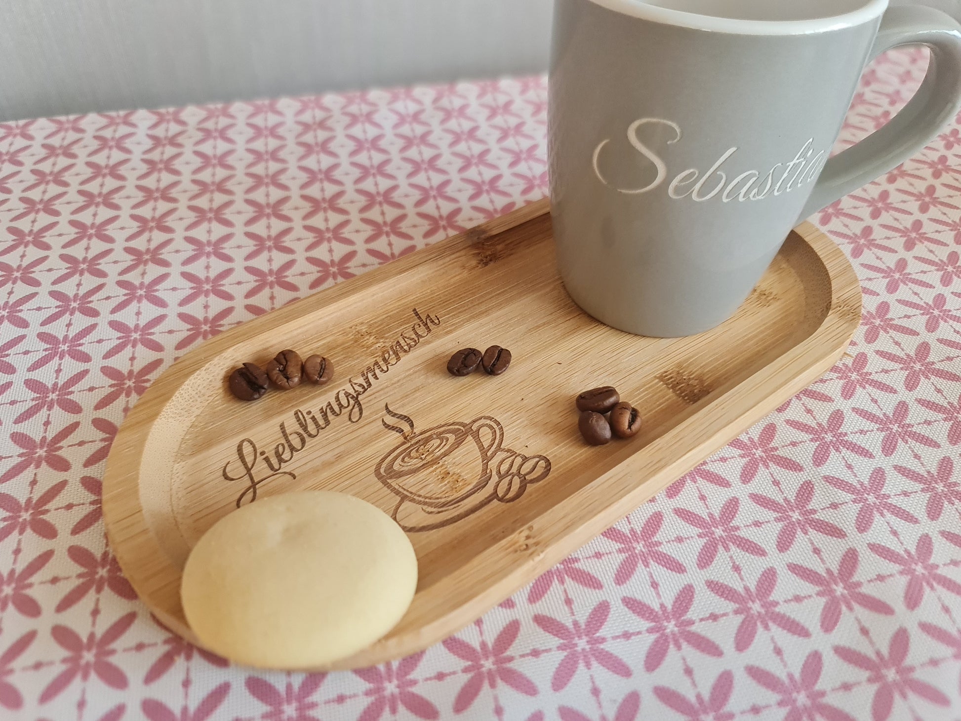 Personalisierte Tasse mit Bambus-Tablett