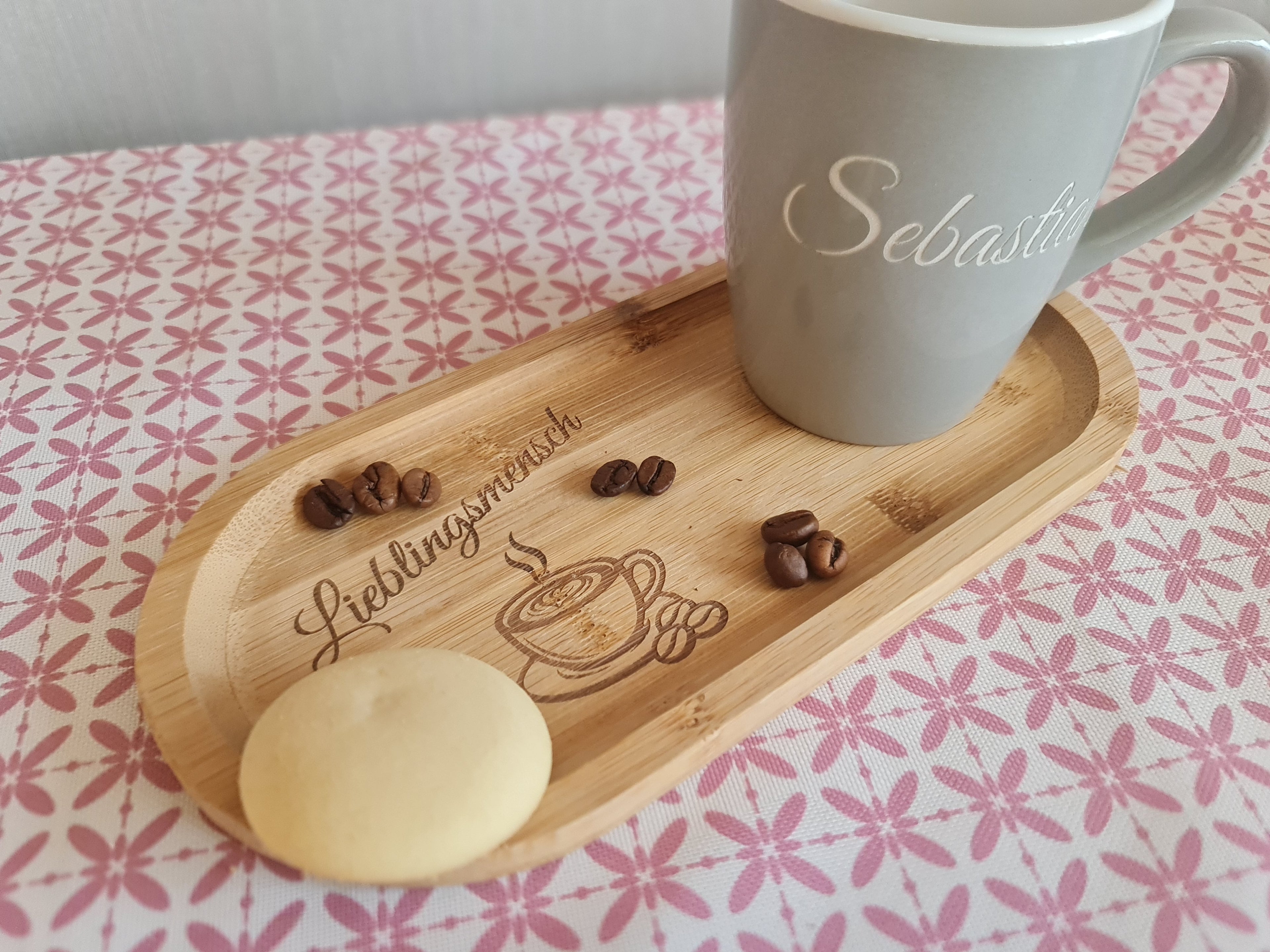 Personalisierte Tasse mit Bambus-Tablett