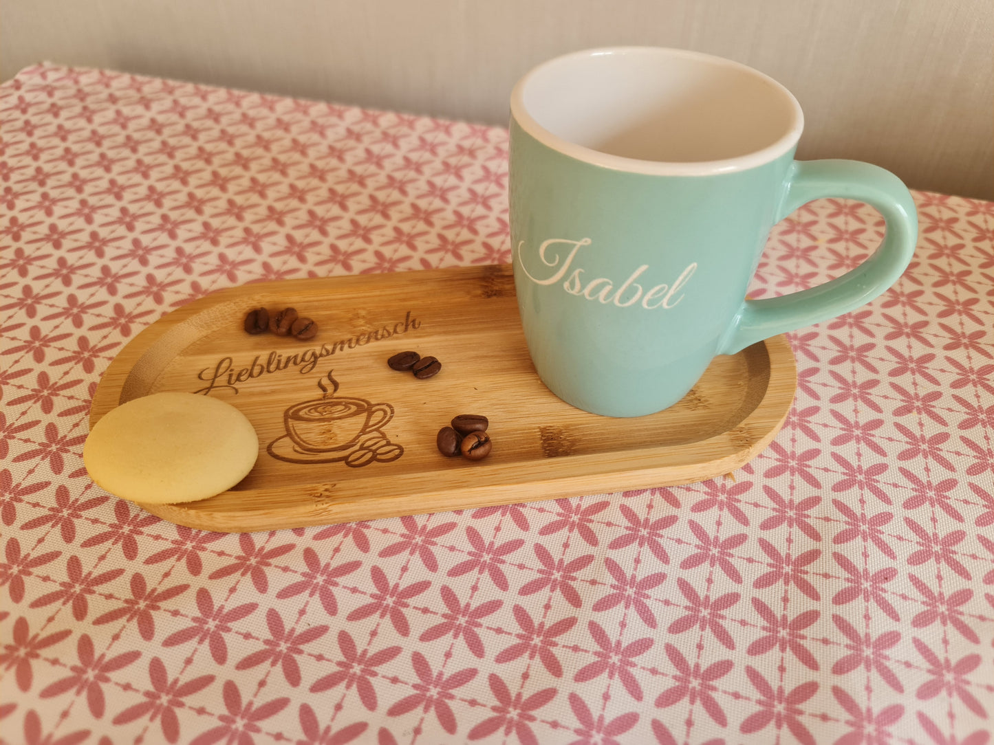 Grüne Tasse mit Bambus-Tablett
