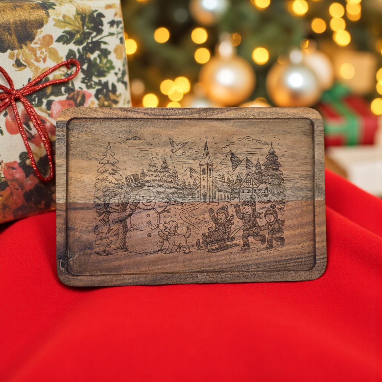 Winterliches Servierbrett aus Akazienholz – mit liebevoller Gravur