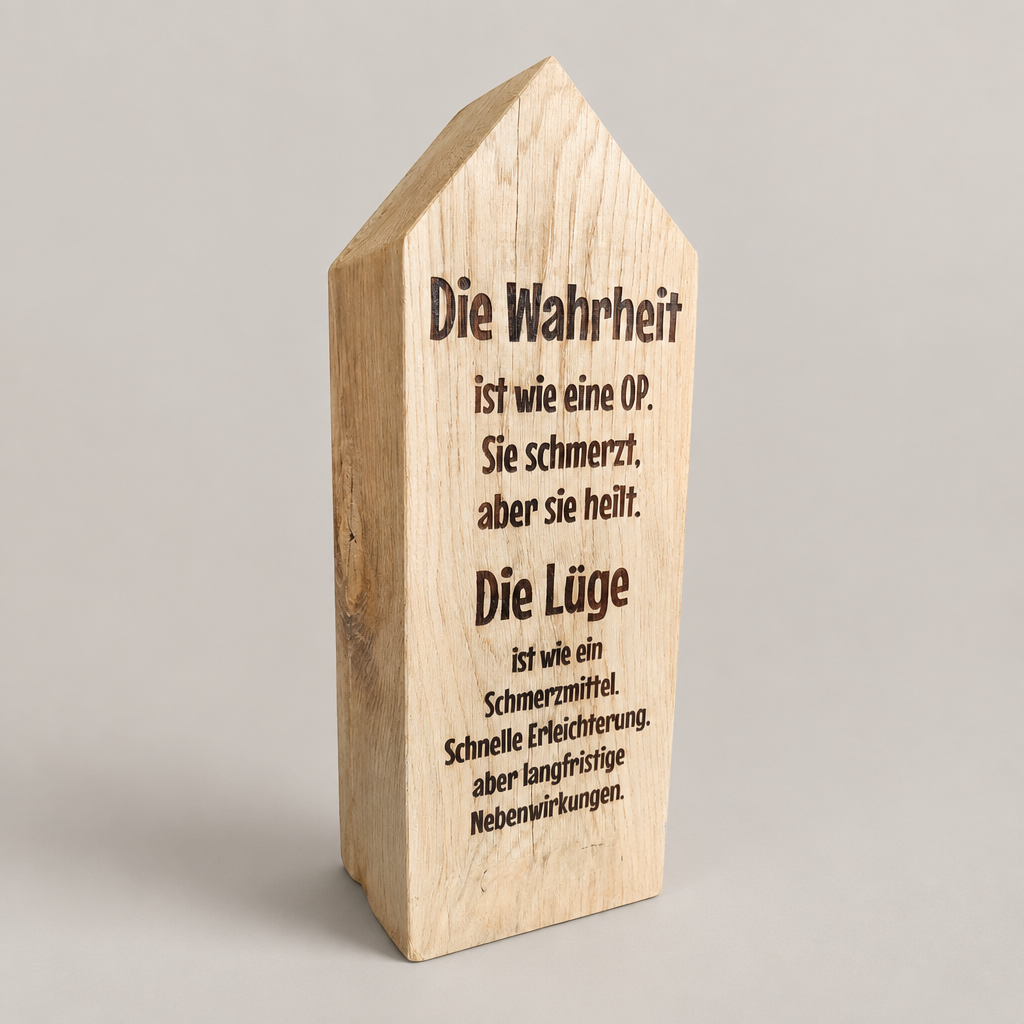Massiver Eichenholz-Klotz in Hausform – mit persönlicher Gravur (120x120x250mm)