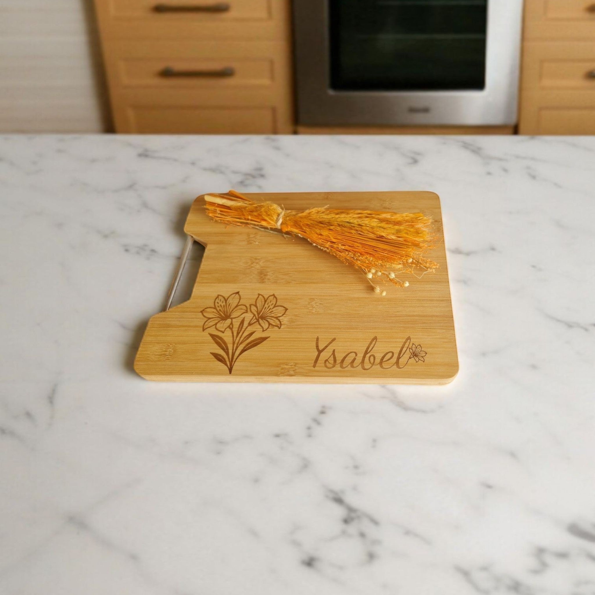 HUNTERLASE Bambus-Schneidbrett mit Blumen-Gravur und Namen "Ysabel", ideal als personalisiertes Geschenk.