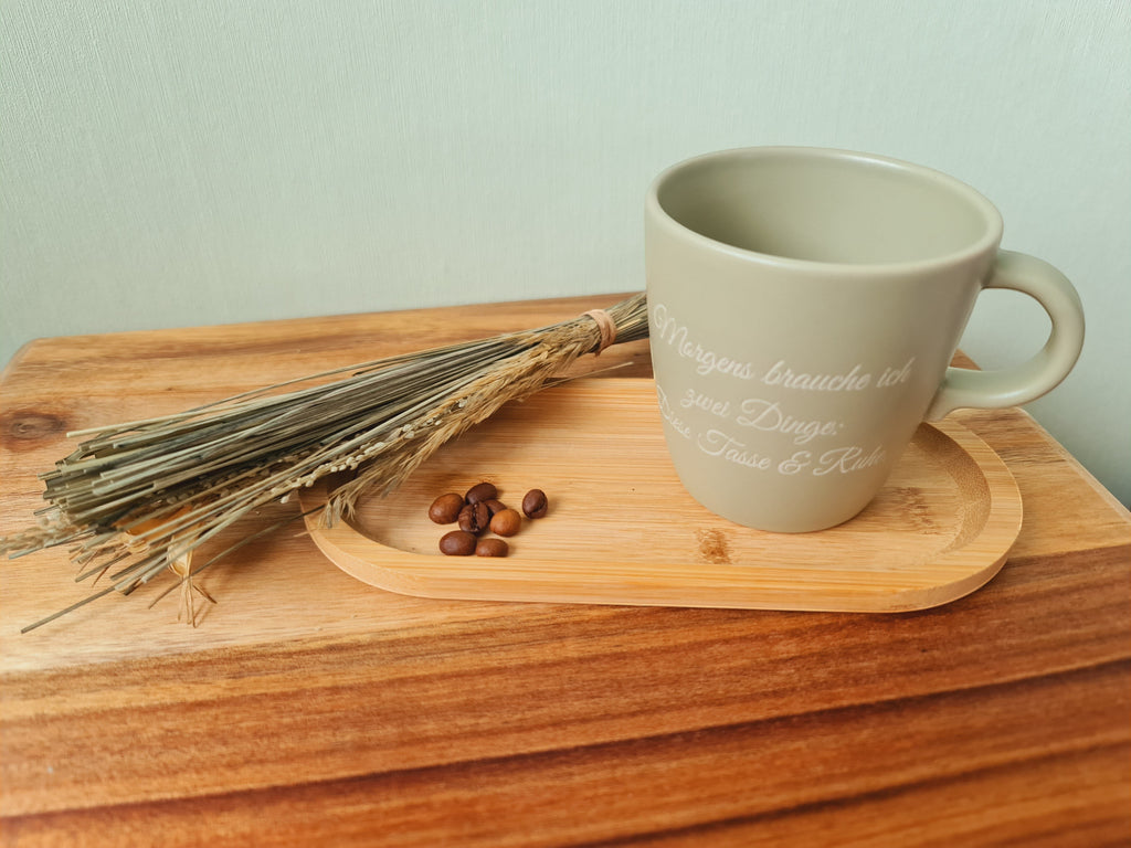 HUNTERLASE beige matte Keramiktasse mit Aufdruck "Morgens brauche ich zwei Dinge: Diese Tasse & Ruhe".