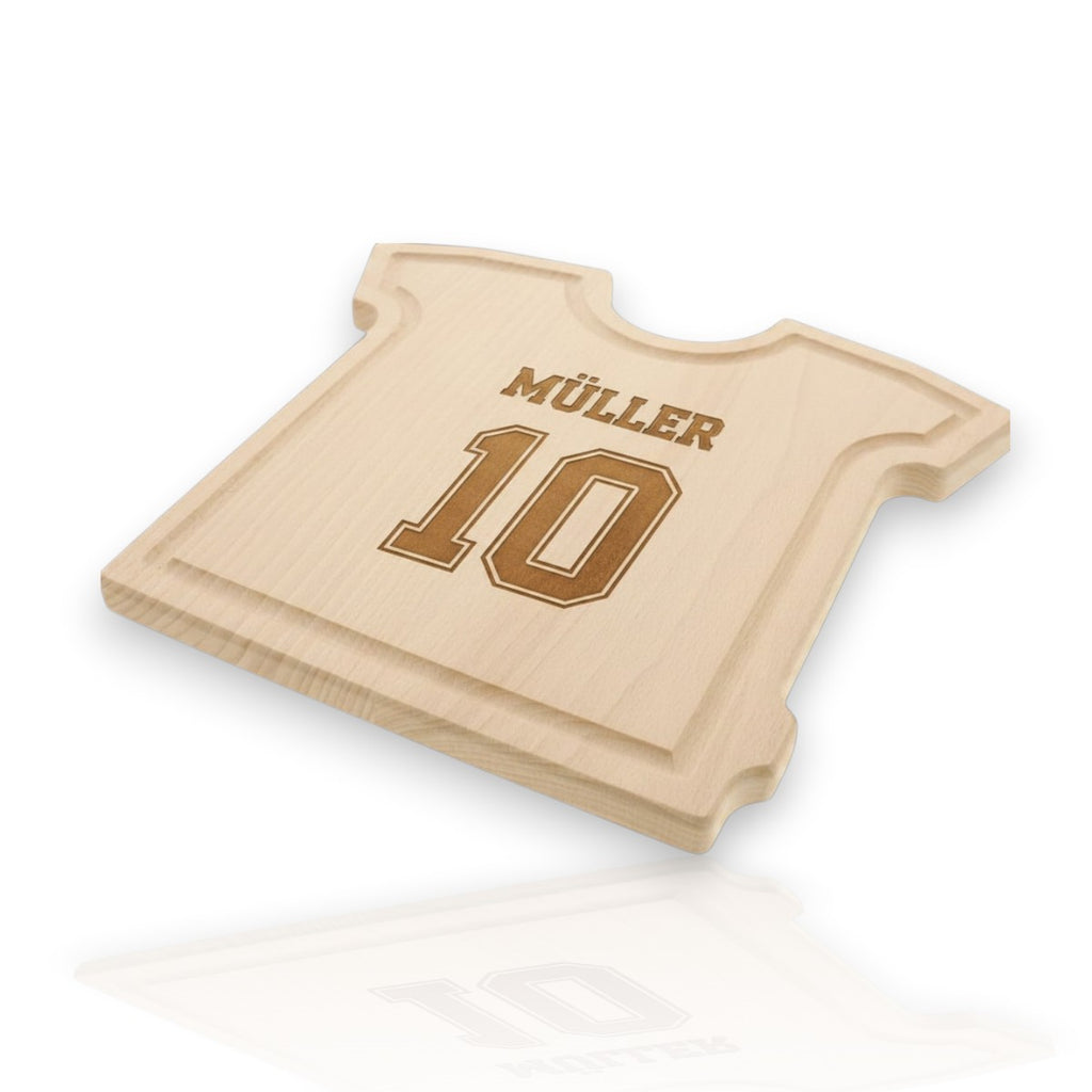 HUNTERLASE Buchenholz Schneidebrett in Trikot-Form mit Gravur "Müller 10" und Saftrille