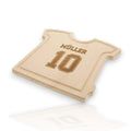 HUNTERLASE Buchenholz Schneidebrett in Trikot-Form mit Gravur "Müller 10" und Saftrille