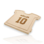 HUNTERLASE Buchenholz Schneidebrett in Trikot-Form mit Gravur "Müller 10" und Saftrille