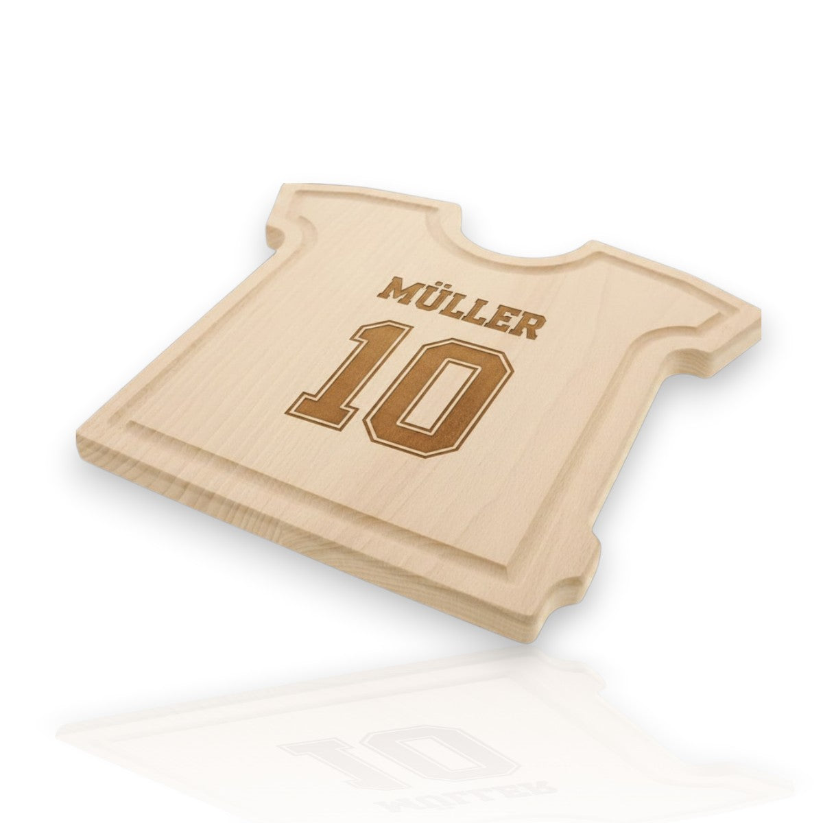 HUNTERLASE Buchenholz Schneidebrett in Trikot-Form mit Gravur "Müller 10" und Saftrille
