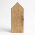 HUNTERLASE Deko-Haus aus massivem Eichenholz mit natürlicher Maserung in Giebelform als minimalistisches Wohnaccessoire