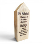 HUNTERLASE Eichenholz-Klotz in Hausform mit individueller Gravur, naturbelassenes Massivholz als dekoratives Unikat.
