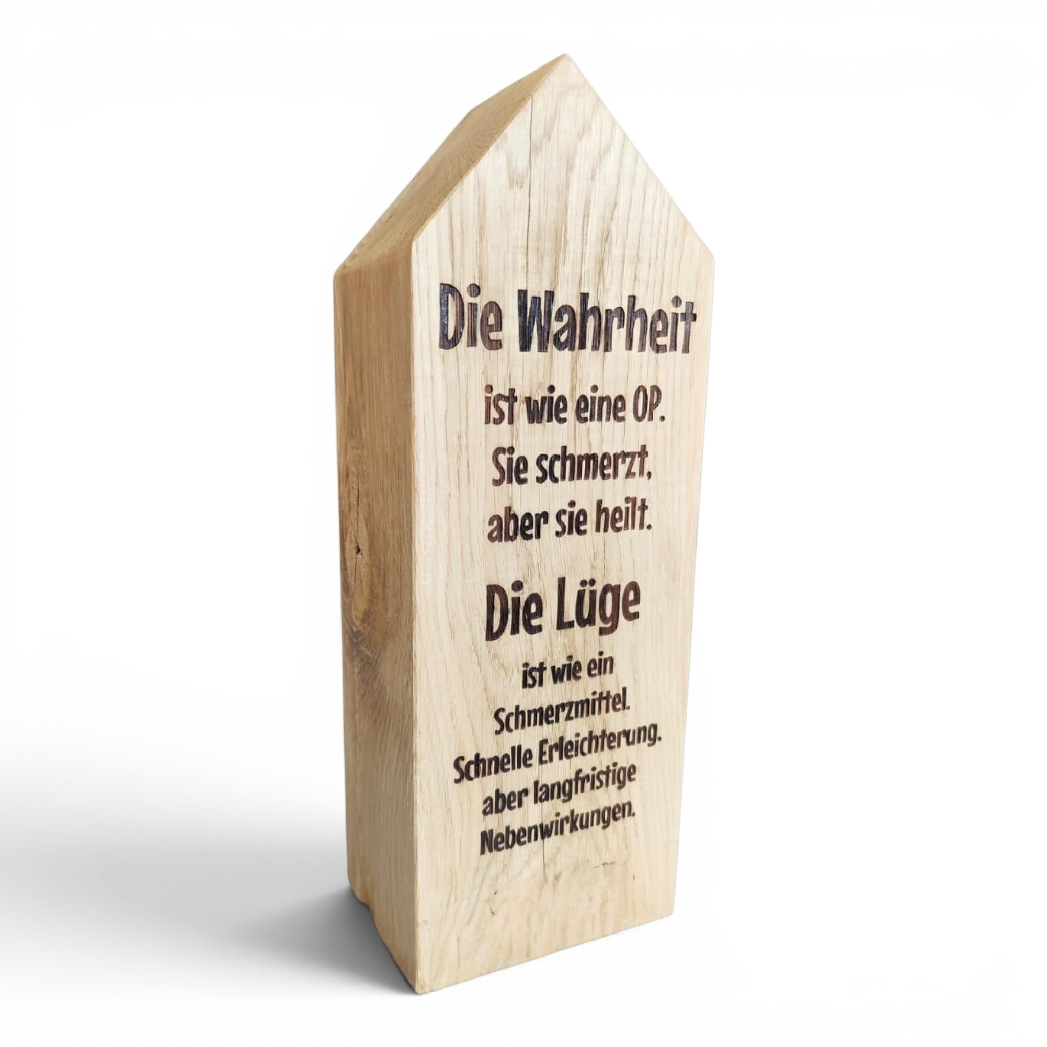 HUNTERLASE Eichenholz-Klotz in Hausform mit individueller Gravur, naturbelassenes Massivholz als dekoratives Unikat.
