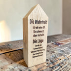 HUNTERLASE Eichenholz-Klotz in Hausform mit individueller Gravur, naturbelassenes Massivholz mit dekorativer Maserung.