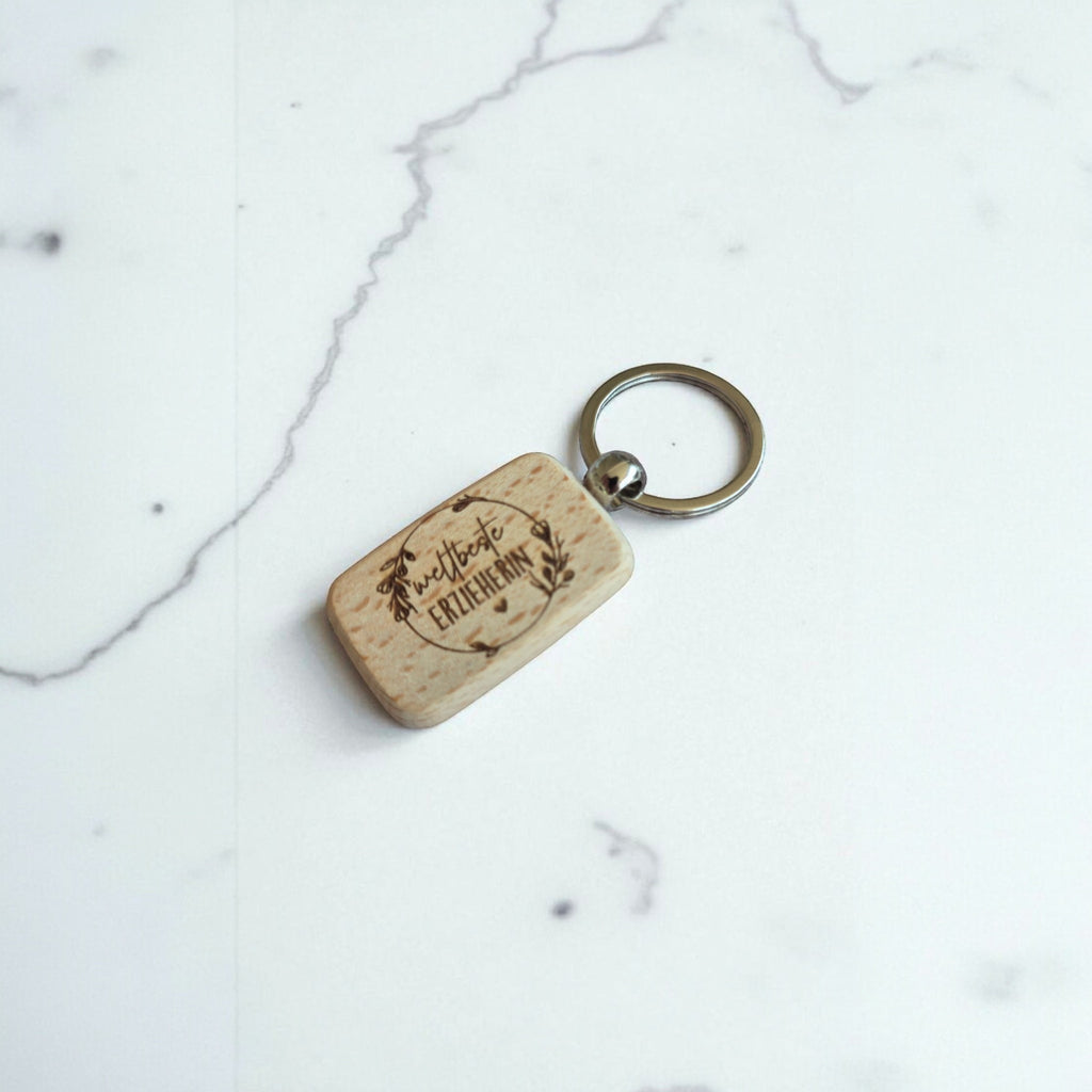 HUNTERLASE Holz Schlüsselanhänger mit Lasergravur "weltbeste Erzieherin" und Lorbeerkranz, ideal als Geschenk.