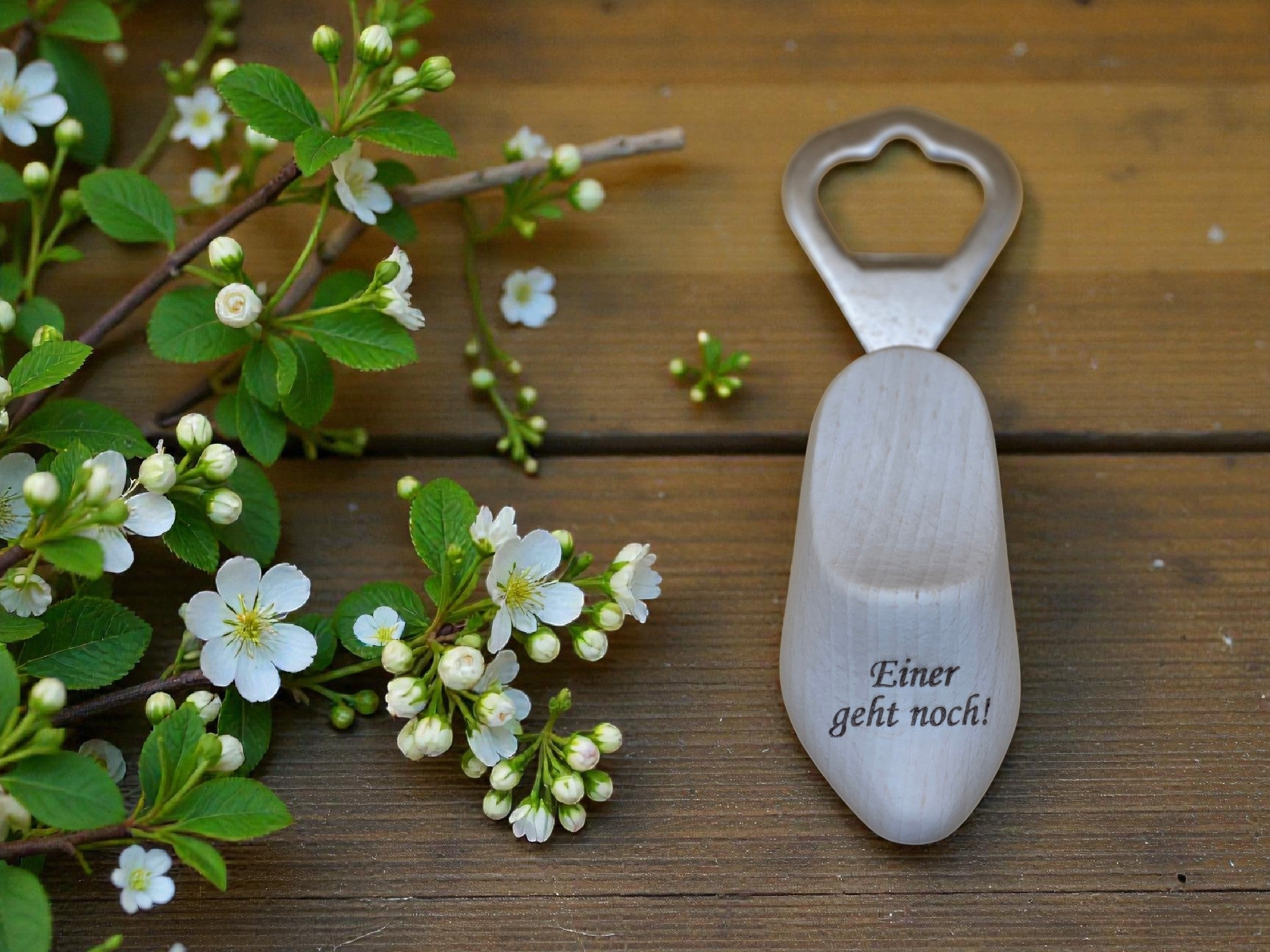 HUNTERLASE personalisierter Flaschenöffner aus Holz im Holzschuh-Design mit Gravur "Einer geht noch!"