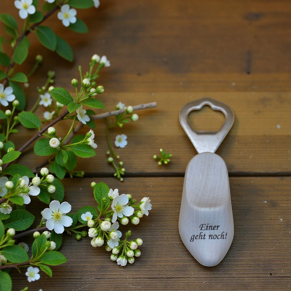 HUNTERLASE personalisierter Flaschenöffner aus Holz im Holzschuh-Design mit Gravur "Einer geht noch!"