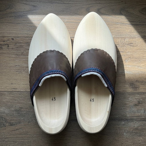 HUNTERLASE klassische Holzschuhe aus Holz mit braunem Lederbesatz und buntem Band, Größe 45
