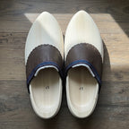 HUNTERLASE handgefertigte Holzschuhe aus hellem Holz mit braunem Lederbesatz und dekorativer Webkante