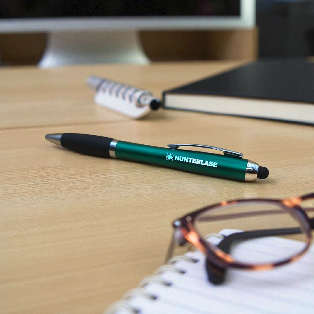 HUNTERLASE grüner Kugelschreiber aus Kunststoff mit Stylus und Clip, ideal für Büro und als Werbegeschenk.