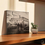 HUNTERLASE Leinwand mit Lasergravur: Diner-Szene mit Autos und Personen, Schwarz-Weiß-Druck auf Stoff.