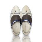 HUNTERLASE handgefertigte Holzschuhe aus hellem Holz mit braunem Lederbesatz und individueller Gravur