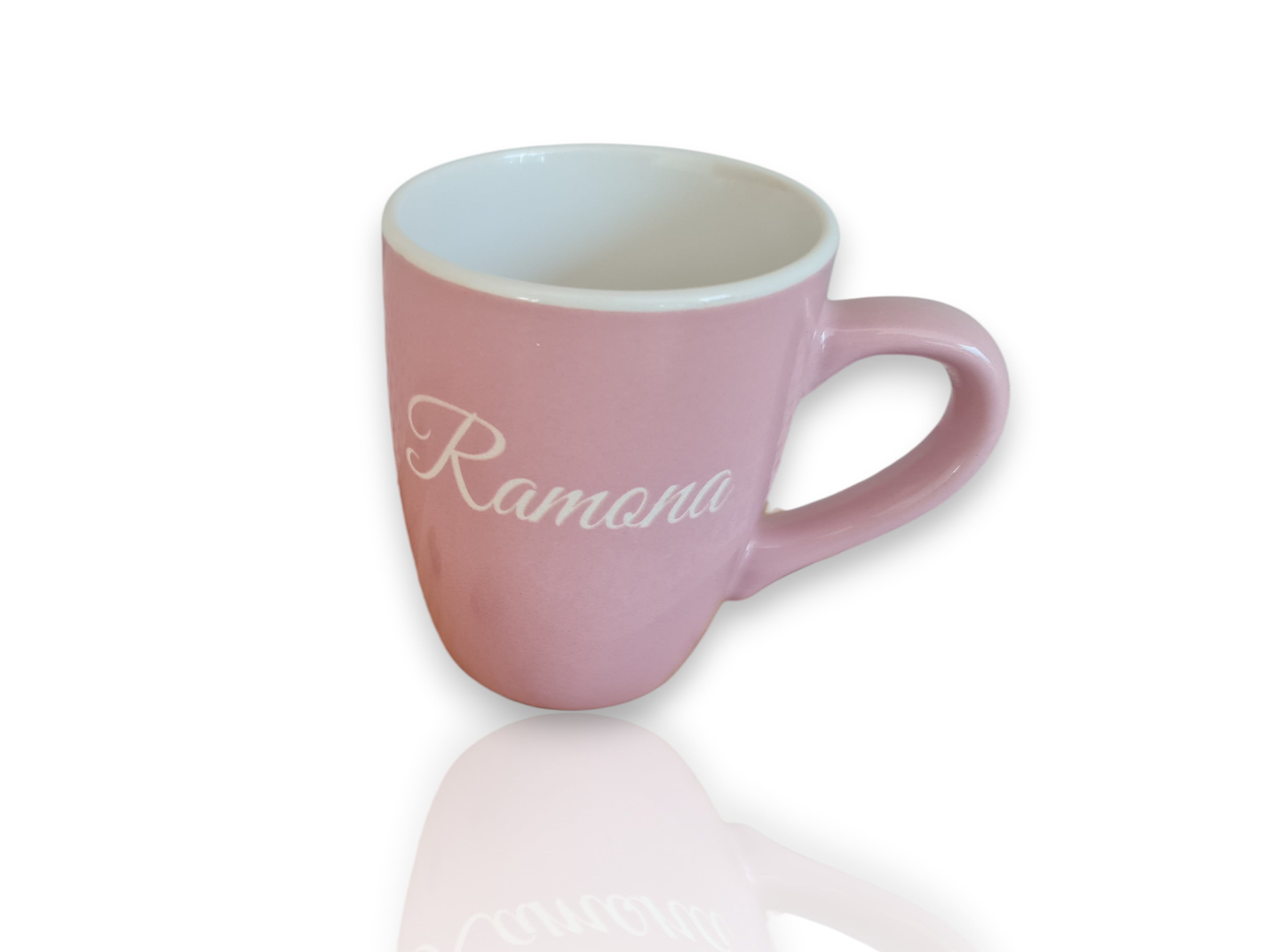 HUNTERLASE rosa Keramiktasse mit Aufdruck "Ramona" auf ovalem Bambustablett mit Kaffeebohnen und Keks