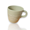 HUNTERLASE personalisierte matte Tasse in Beige mit Aufschrift "Morgens brauche ich zwei Dinge: Diese Tasse & Ruhe".