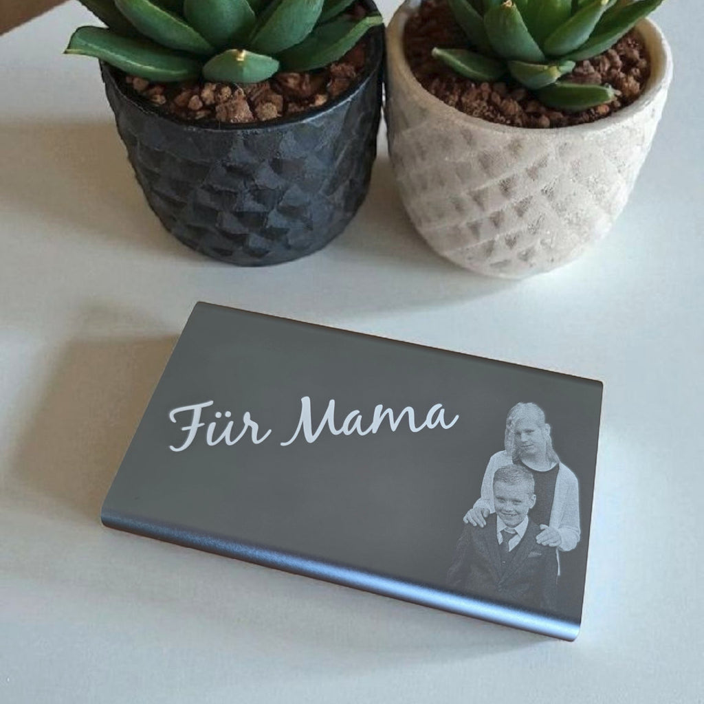 HUNTERLASE titangraue Powerbank 4000 mAh mit Lasergravur "Für Mama" und Familienfoto, LED-Anzeige
