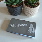 HUNTERLASE titangraue Powerbank 4000 mAh mit Lasergravur "Für Mama" und Familienfoto, LED-Anzeige