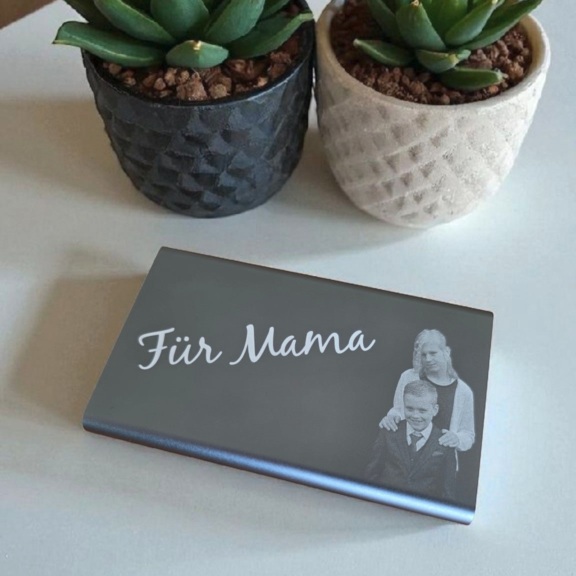 HUNTERLASE titangraue Powerbank 4000 mAh mit Lasergravur "Für Mama" und Familienfoto, LED-Anzeige