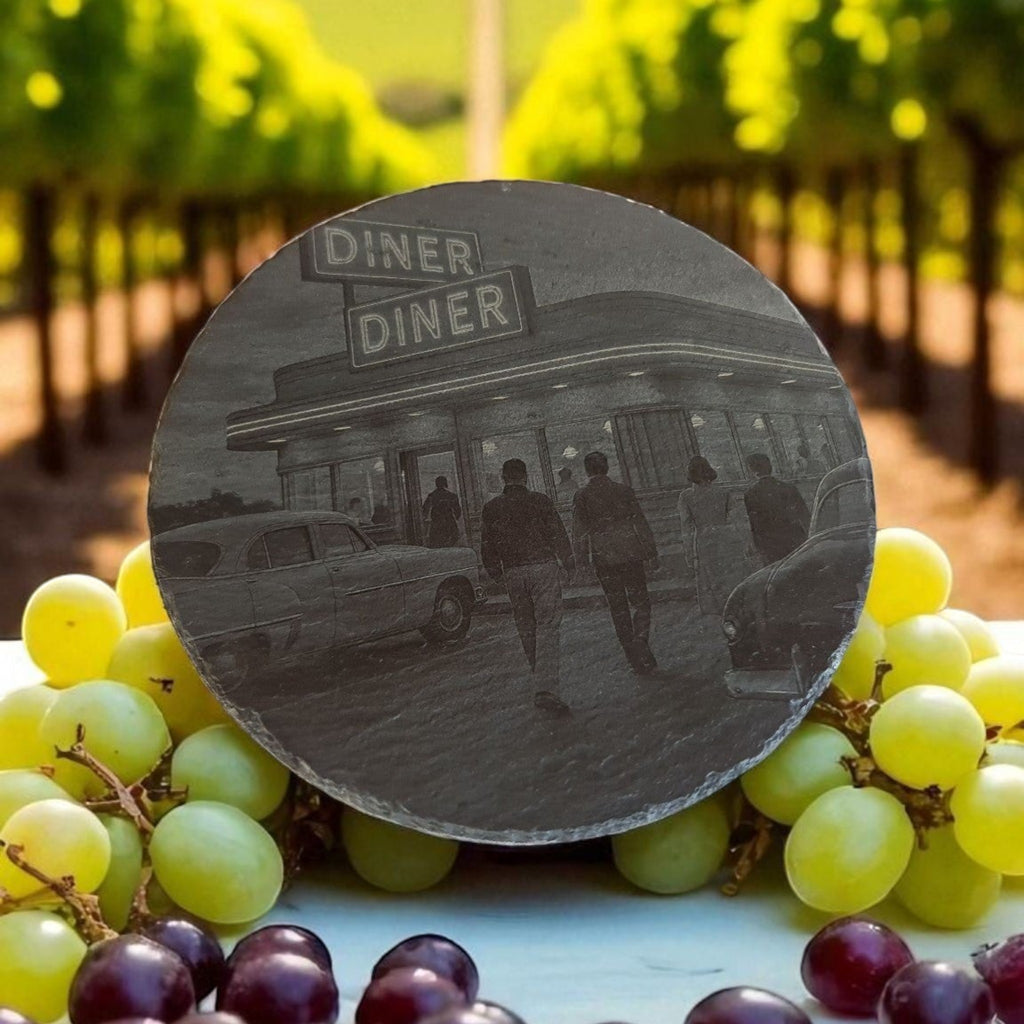 HUNTERLASE runde Schieferplatte mit Gravur eines Diners und Autos, umgeben von Trauben.