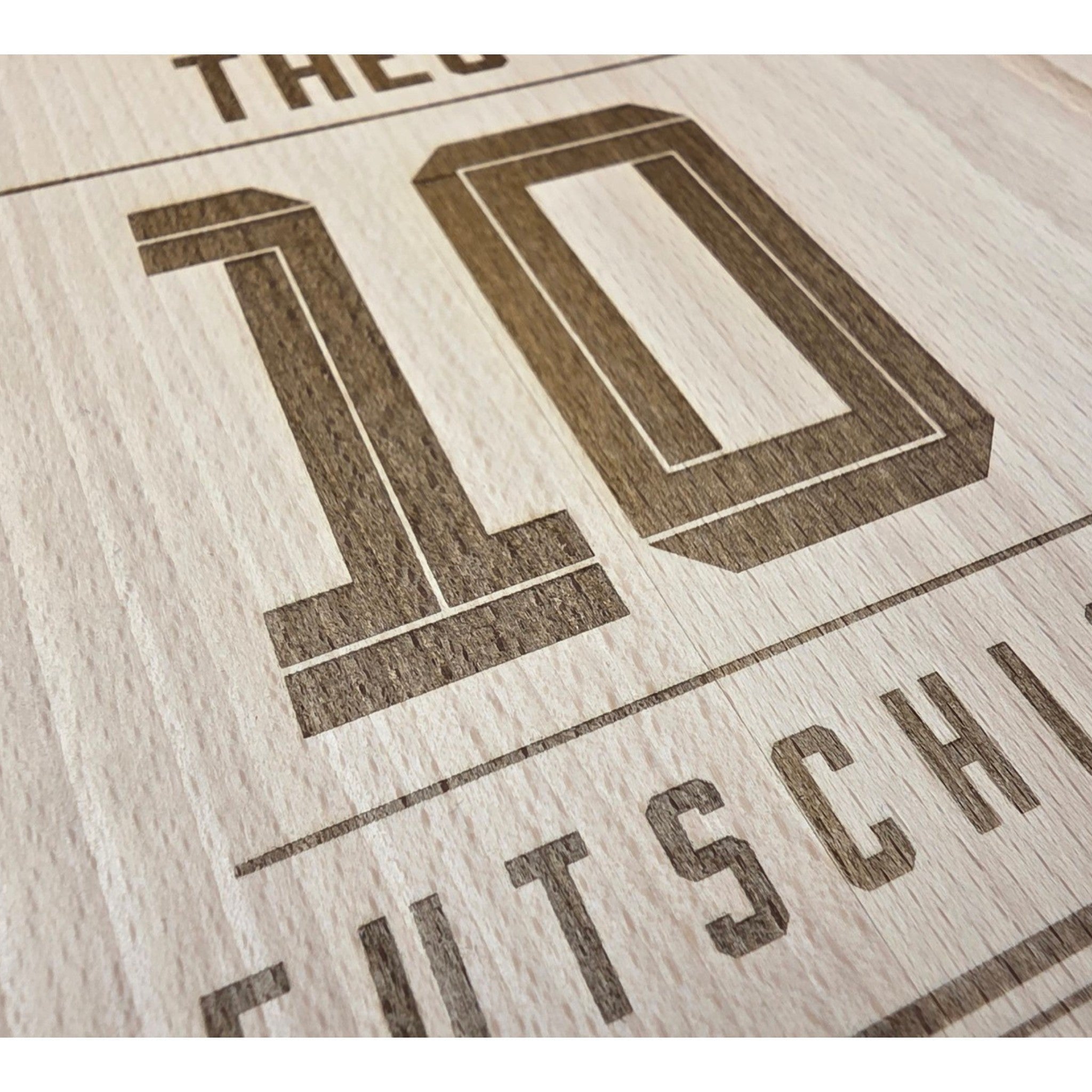 HUNTERLASE Schneidebrett aus Buchenholz in Trikot-Form mit individueller Gravur der Nummer 10