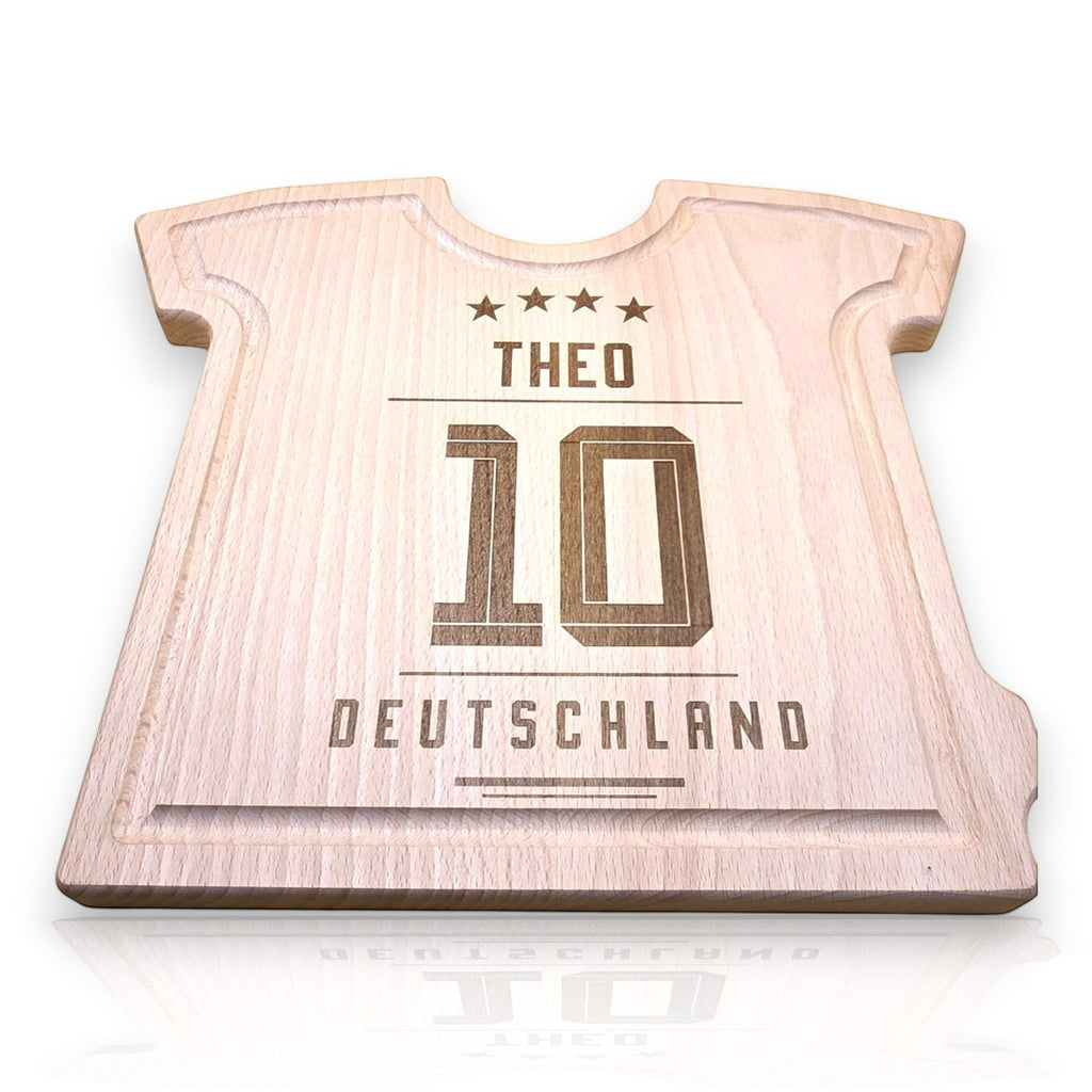 HUNTERLASE Schneidebrett aus Buchenholz in Trikot-Form mit individueller Gravur und praktischer Saftrille.