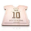 HUNTERLASE Schneidebrett aus Buchenholz in Trikot-Form mit individueller Gravur und praktischer Saftrille.