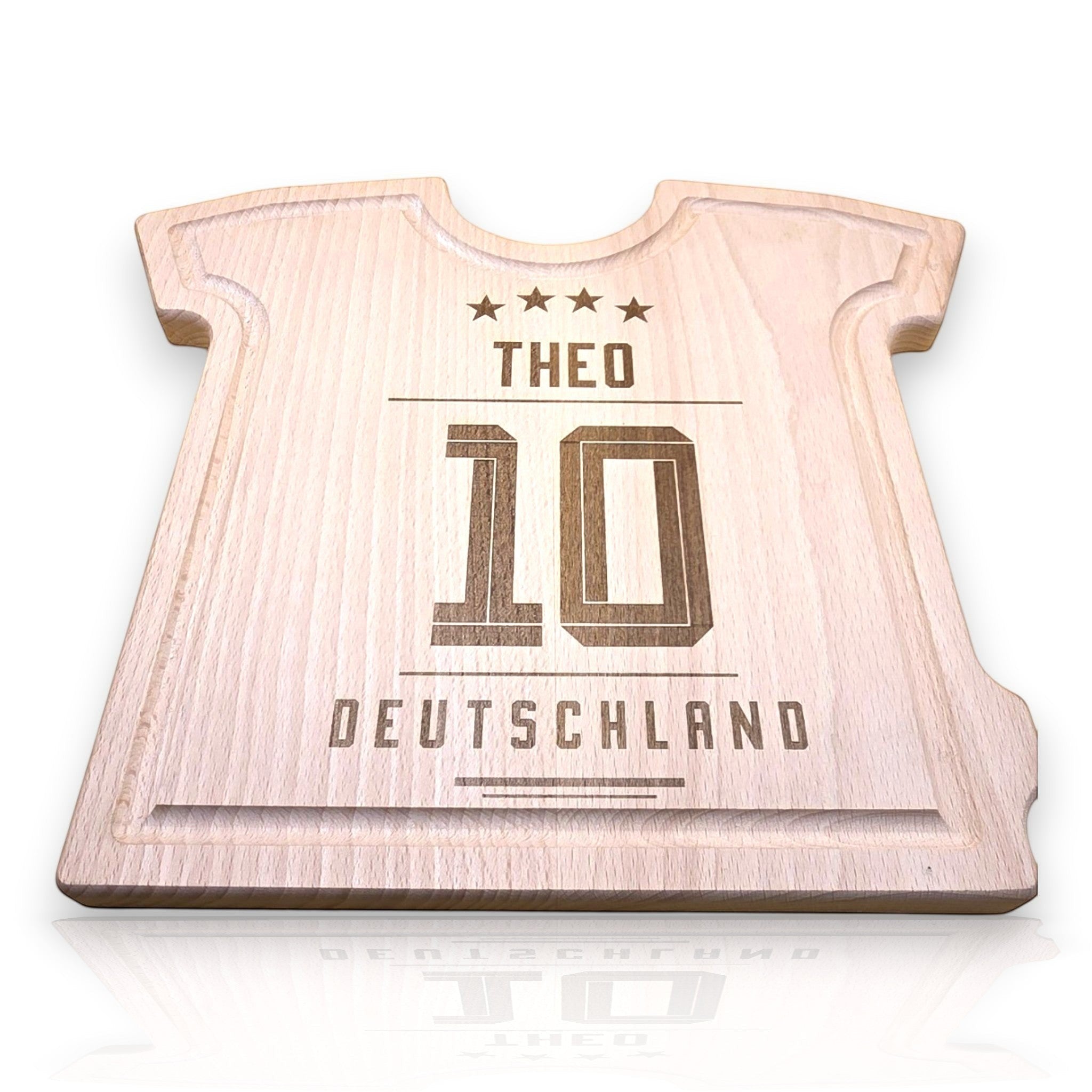 HUNTERLASE Schneidebrett aus Buchenholz in Trikot-Form mit individueller Gravur und praktischer Saftrille.