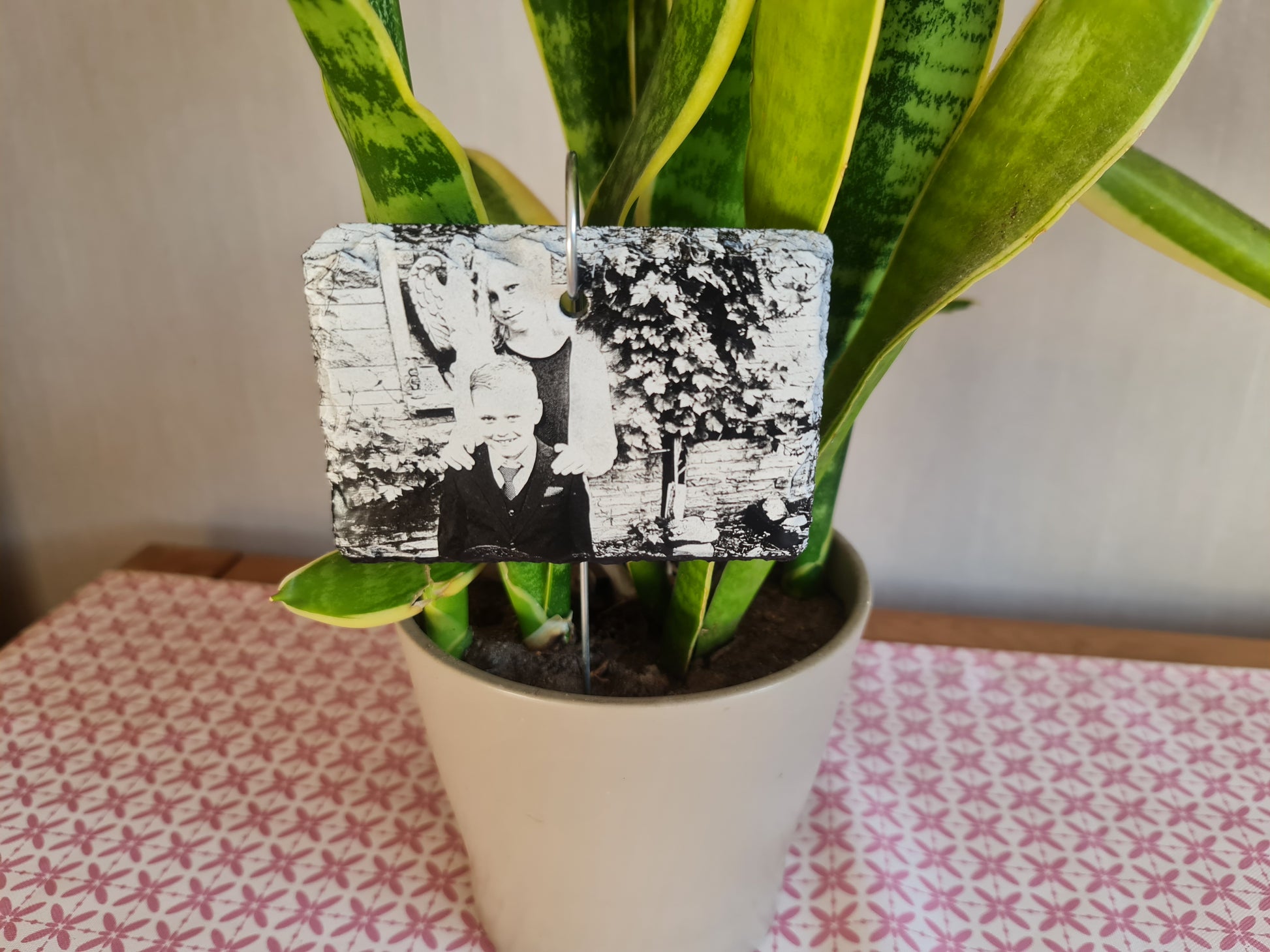 Schieferplatte 10×5cm mit Erdstecker und Foto-Gravur auf Sprühlack-Basis