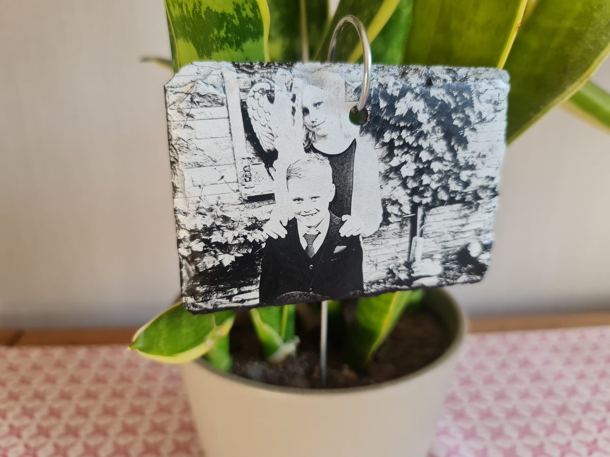 Schieferplatte 10×5cm mit Erdstecker und Foto-Gravur auf Sprühlack-Basis