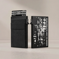 HUNTERLASE Slim Wallet aus schwarzem Metall mit RFID-Schutz und individueller Lasergravur eines Geldtransporters