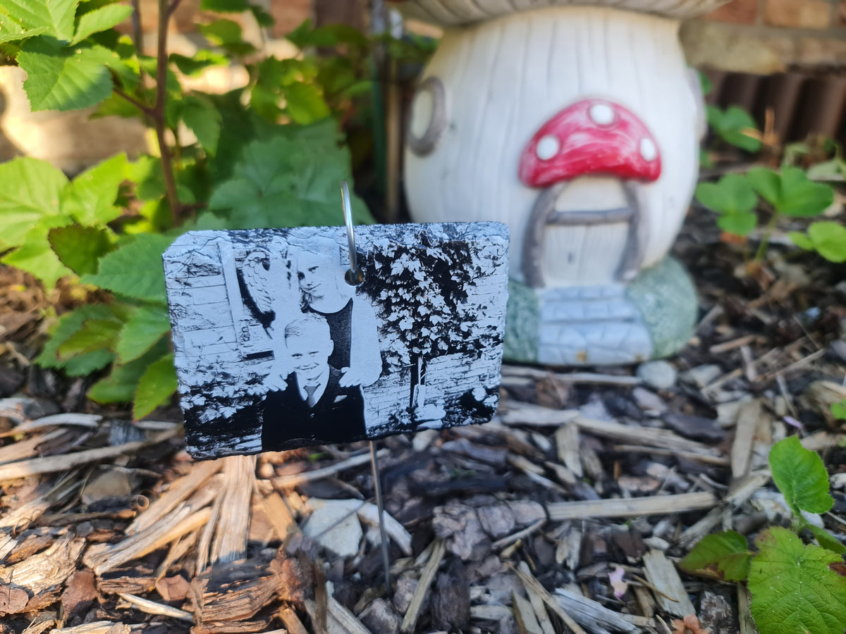 Schieferplatte 10×5cm mit Erdstecker und Foto-Gravur auf Sprühlack-Basis